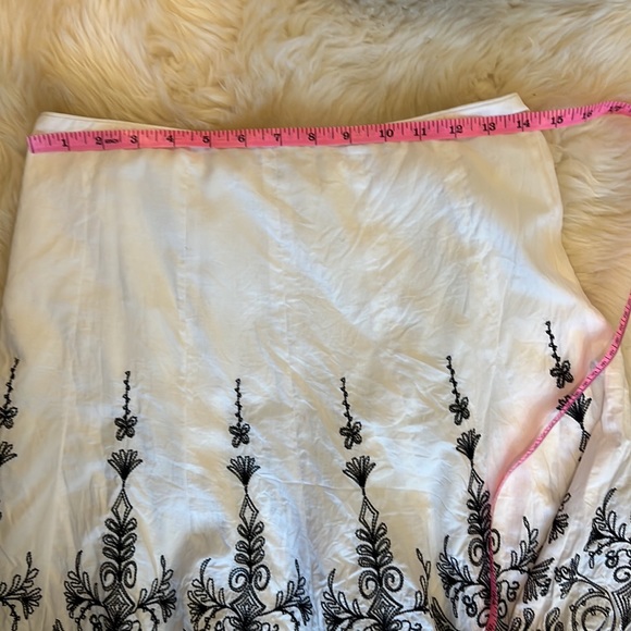 Tahari flared white skirt with embroidered design, size: 6, 100% cotton - Picture 8 of 10